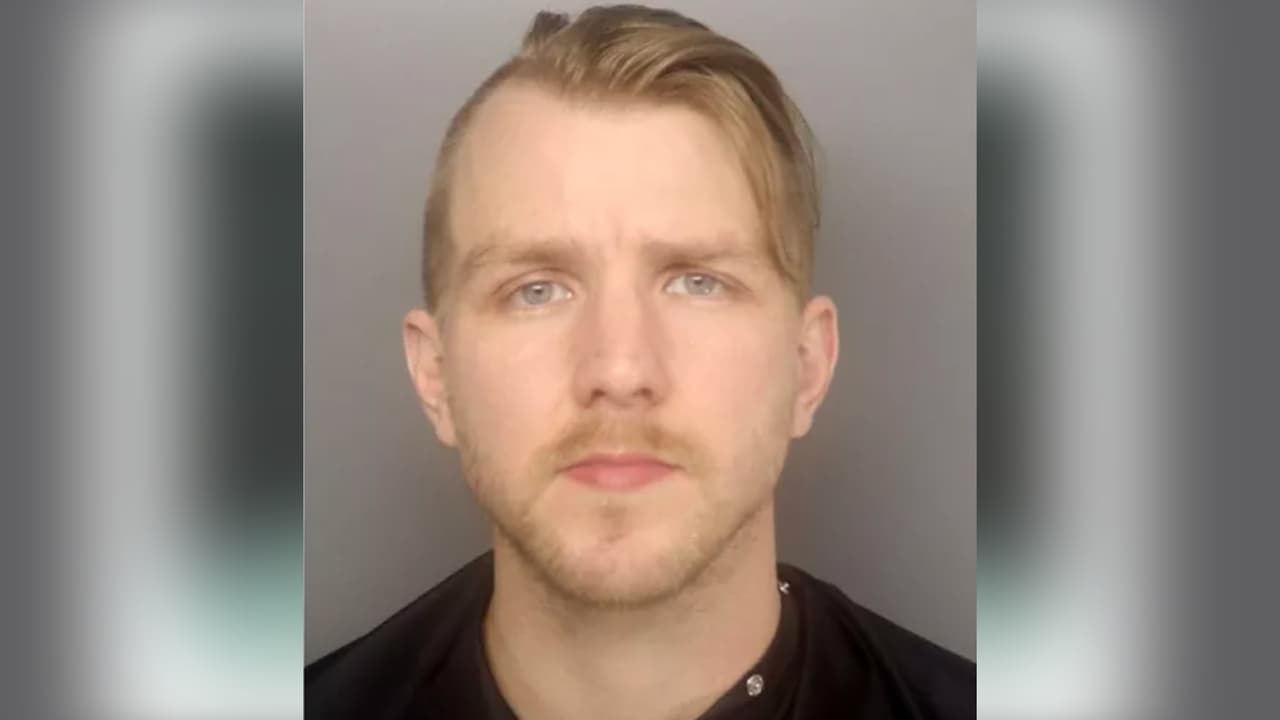 Un pastor de iglesia es acusado de grabar a mujeres y niñas mientras se duchaban en el baño del templo