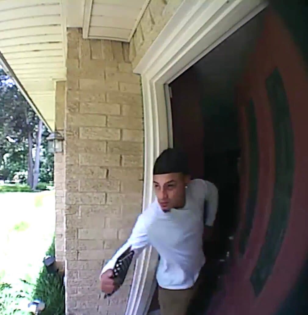 Los sospechosos huyeron en un sedán plateado o blanco y fueron acompañados por una mujer más joven.