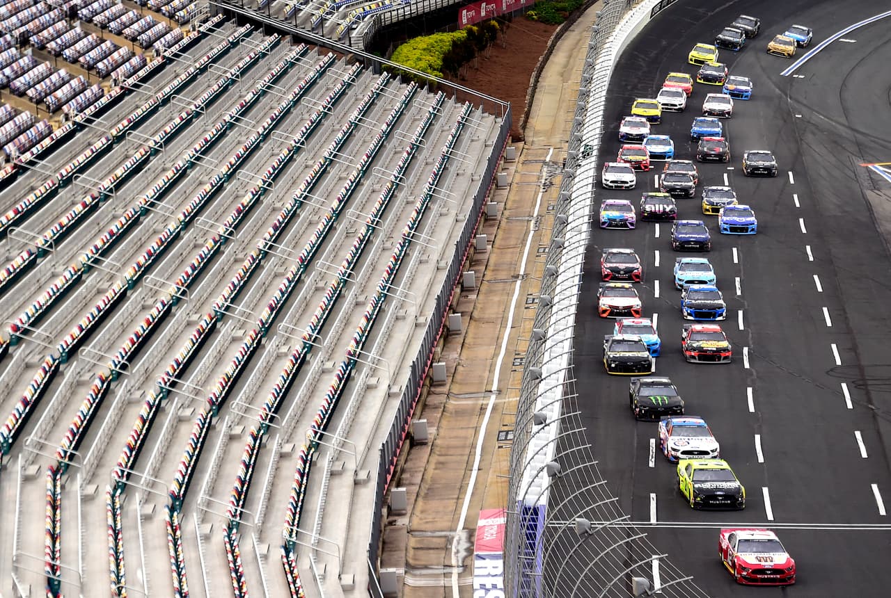 Los fanáticos de la Nascar han visto cambios desde el reinicio del evento deportivo. Atrás quedaron las piscinas inflables o las banderas estadounidenses que ondean sobre los campistas. Las tribunas ahora son filas grises vacías y no permiten el acceso de los espectadores.