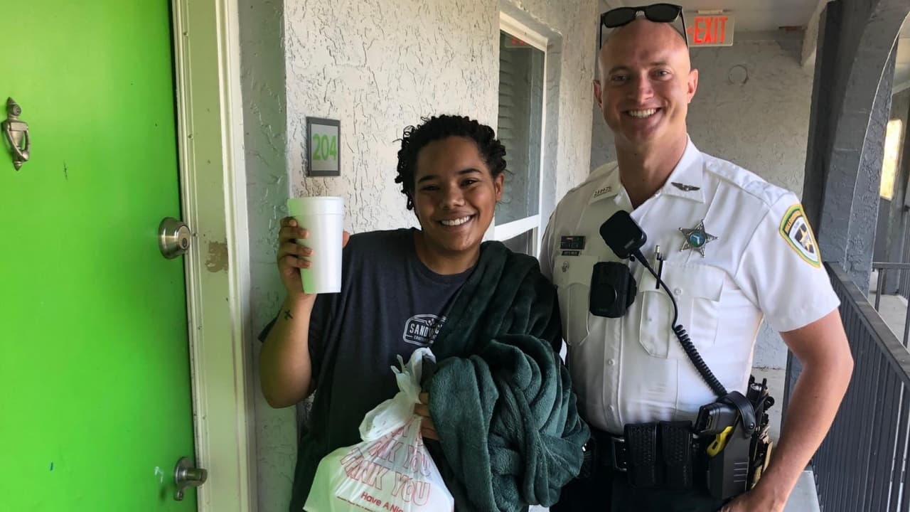 Oficial de Hillsborough entrega paquete de comida a cliente luego de arrestar al repartidor         