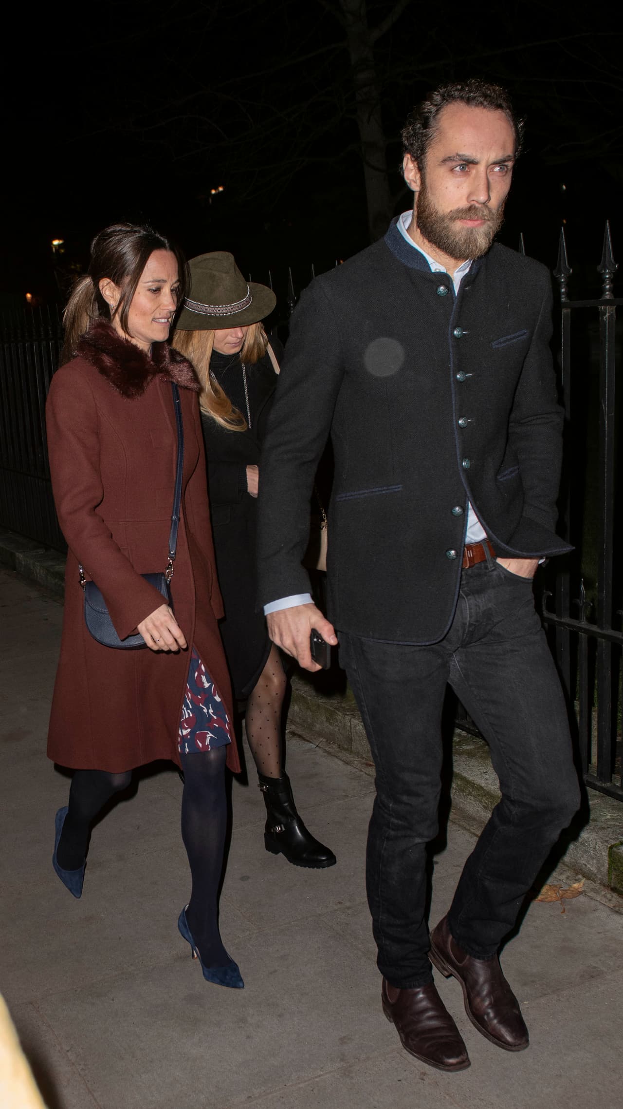 Otra que asistió a dicho evento fue Pippa, hermana de Kate Middleton, quien acudió junto a su marido, James Matthews, sus padres y su hermano.
<br>