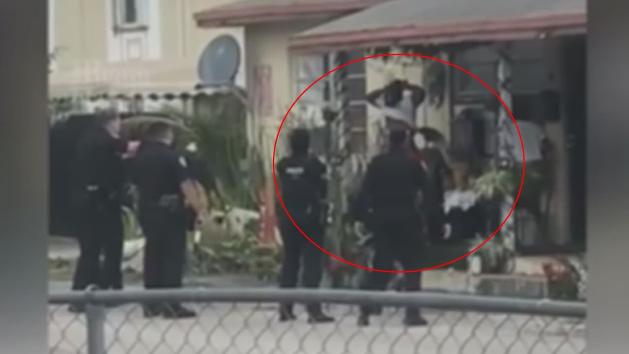 El momento en que la policía de Miami dispara contra un sujeto que mostraba una conducta agresiva