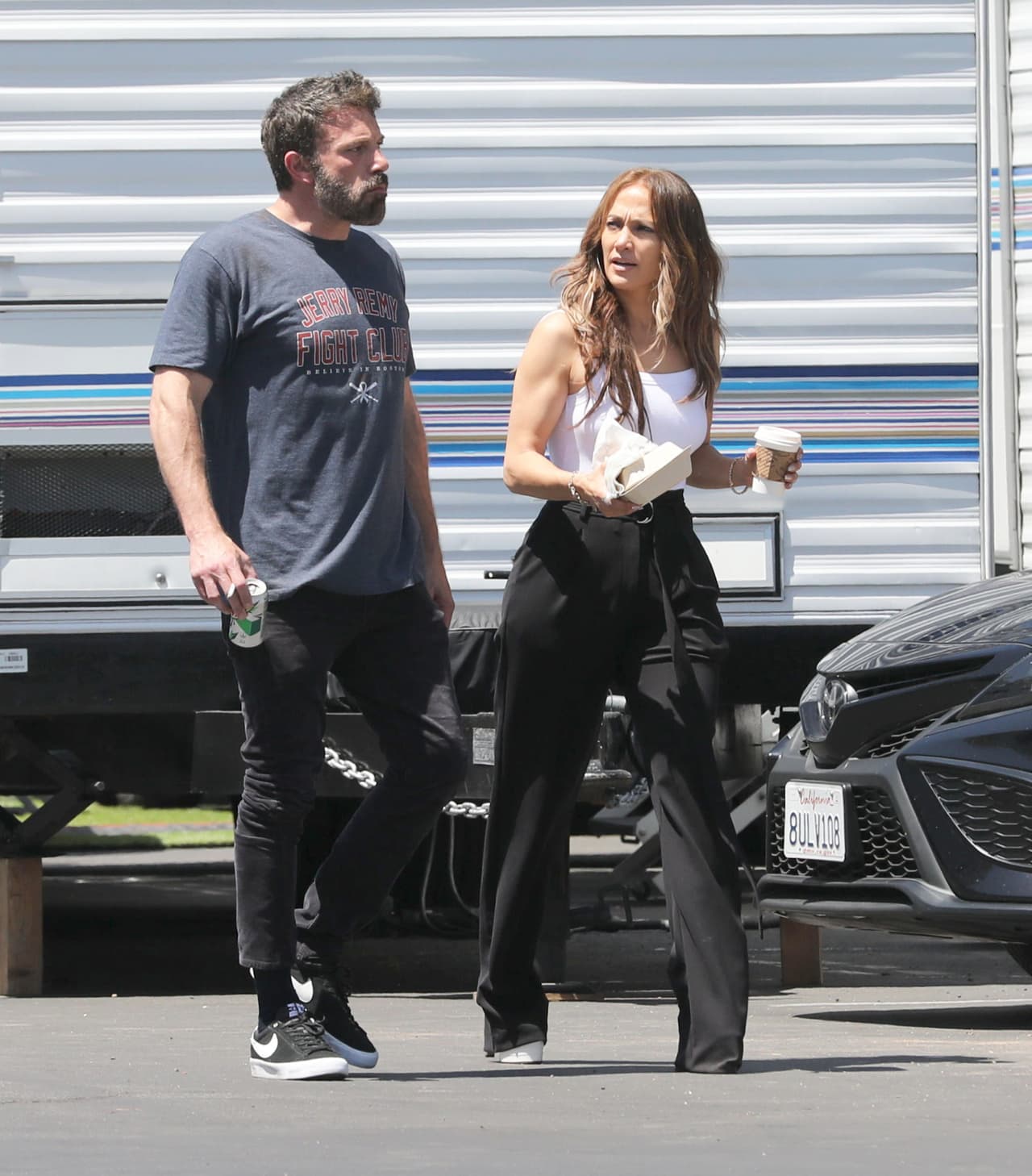 De acuerdo con las imágenes capturadas por los paparazzi, la cantante de 52 años llegó al set en Santa Mónica, California, y almorzó con el protagonista de 'Gone girl'. 
<br>