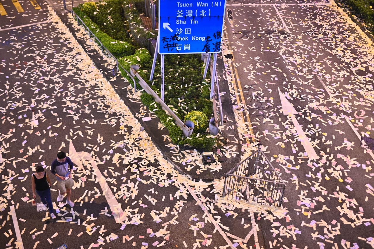 Calles cubiertas por papeles en el distrito Tsuen Wan, en Hong Kong.
