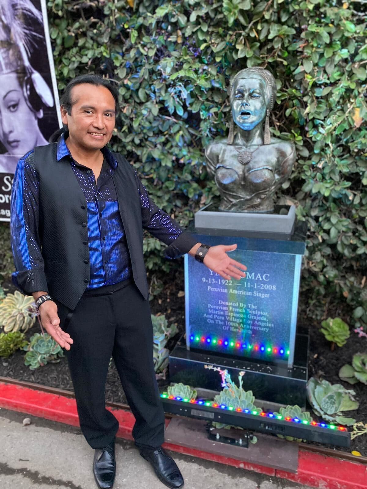 Gracias a las gestiones de la organización sin fines de lucro Peru Village Los Ángeles, que representa a los más de tres millones de peruanos migrantes en el extranjero se llevo a cabo este homenaje. La presidenta de la organización, Milagros Lizárraga, indica que también fue posible gracias al cementerio Hollywood Forever que proporcionó el espacio para la escultura de forma gratuita cpara la Diva peruana-americana.