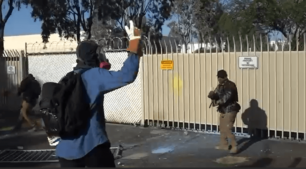 Comenzó como una 
<b>protesta pacífica afuera de la sede del ICE en Tucson</b>. La intención era tanto respaldar a la comunidad migrante como expresar rechazo a las políticas migratorias de la administración Trump.