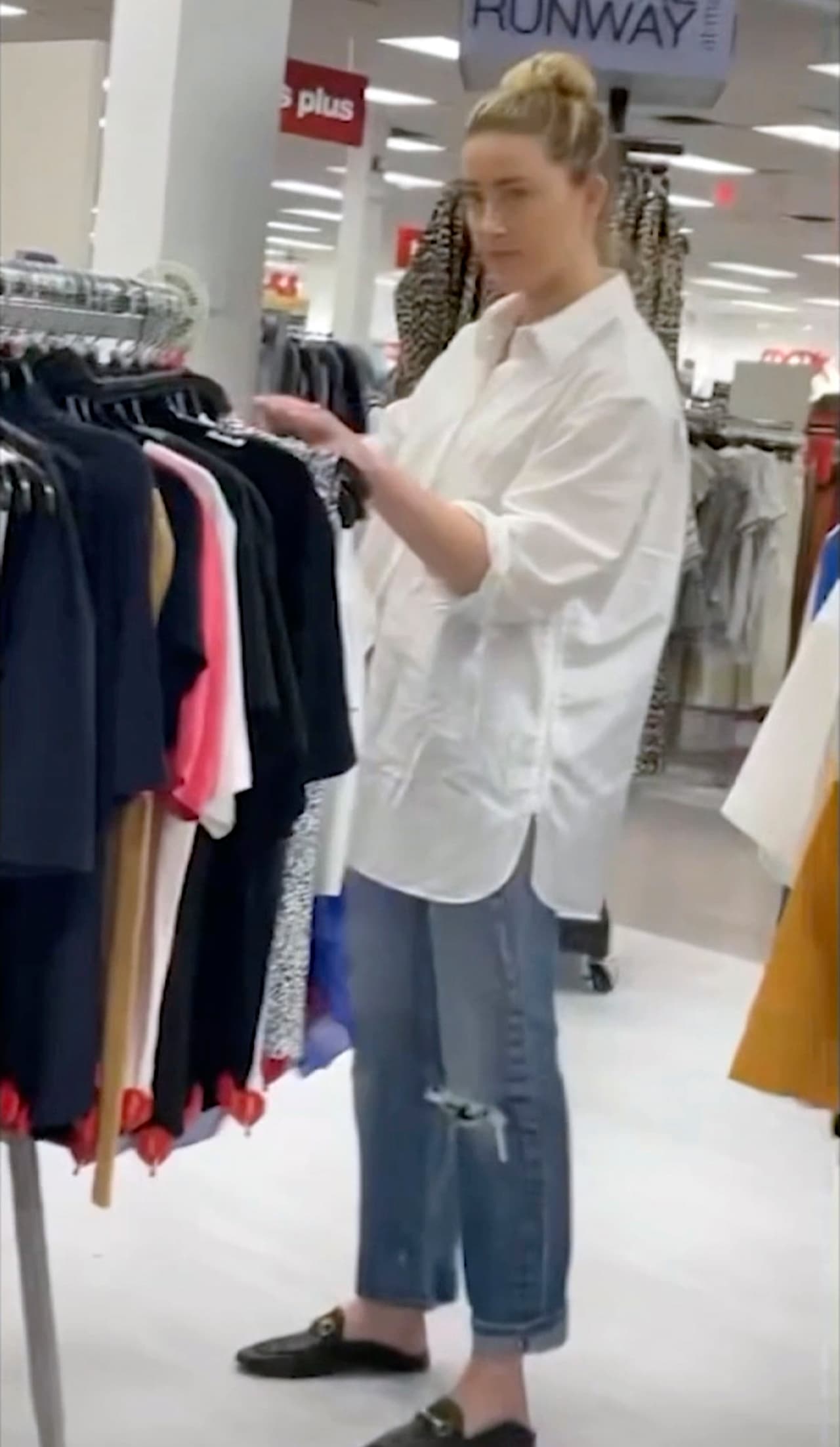 El rostro de Heard fue suficiente para describir la sorpresa que le causó al ser captada viendo ropa en descuento. 
<br>