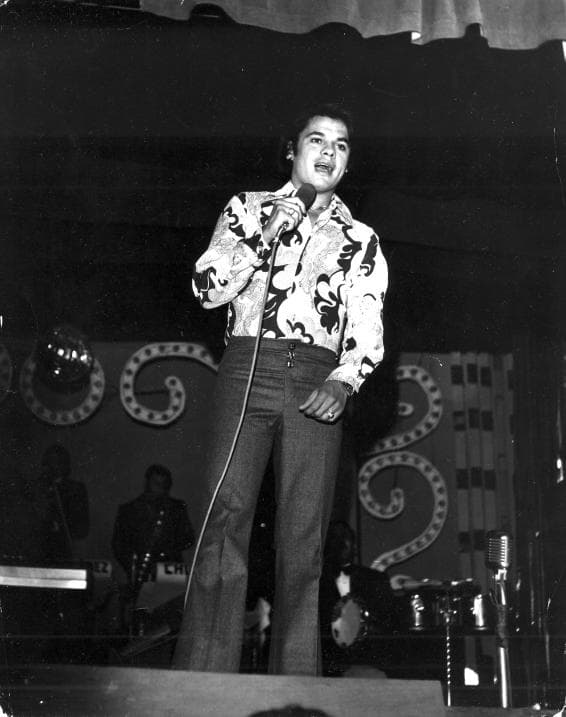 Juan Gabriel en una de sus presentaciones en el centro de espectáculos "El Patio". México, 1978.