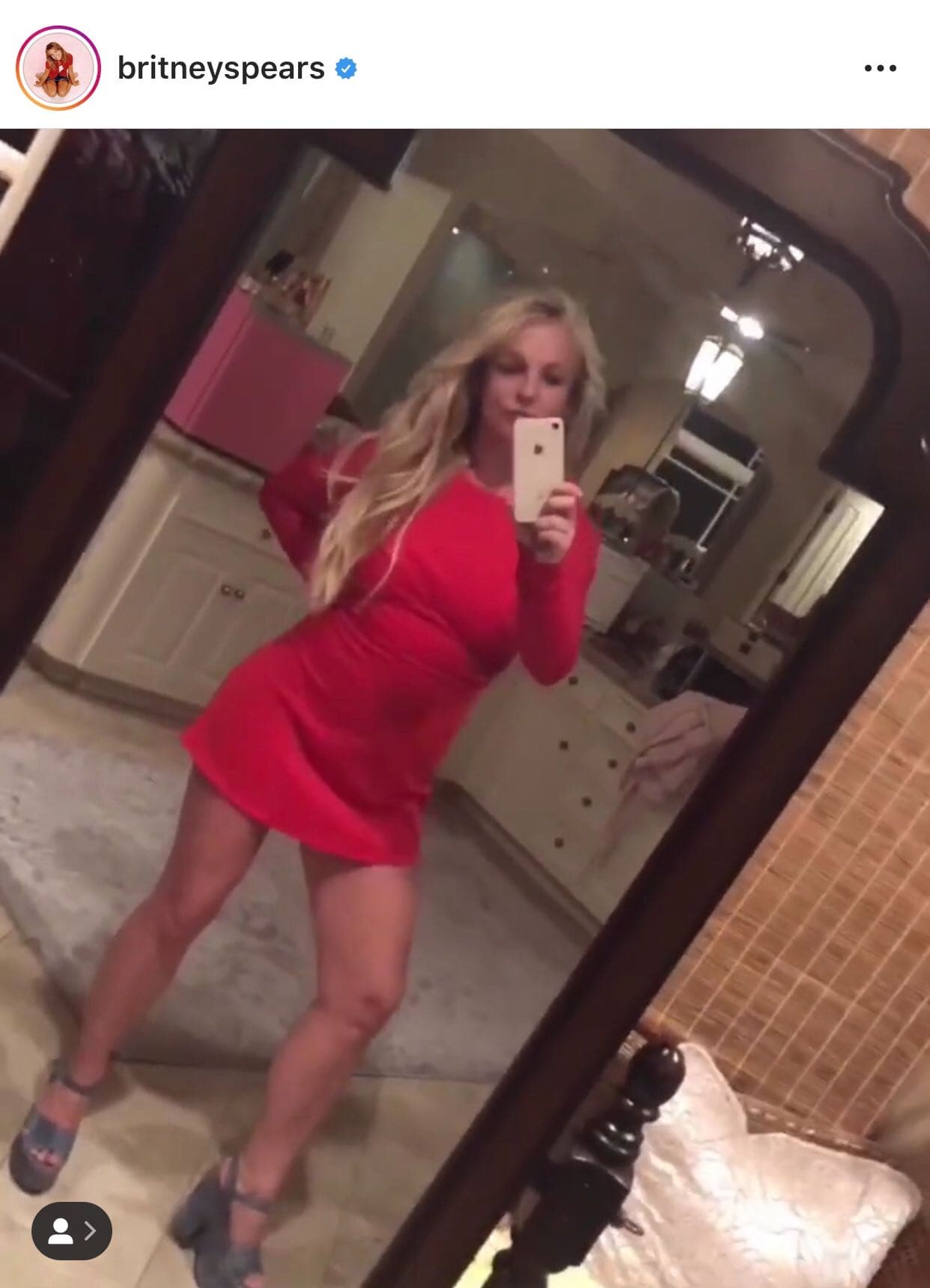 El miércoles, la cantante y 
<b><a href="https://www.univision.com/entretenimiento/mira-como-han-crecido-los-hijos-de-britney-spears-fotos#7def9b100000" target="_blank">madre de dos hijos</a></b>, publicó un 
<b><a href="https://www.instagram.com/p/B1KjZjyABRu/">video</a></b> en el que se le ve usando varias prendas, así como un sombrero que encontró en su armario.