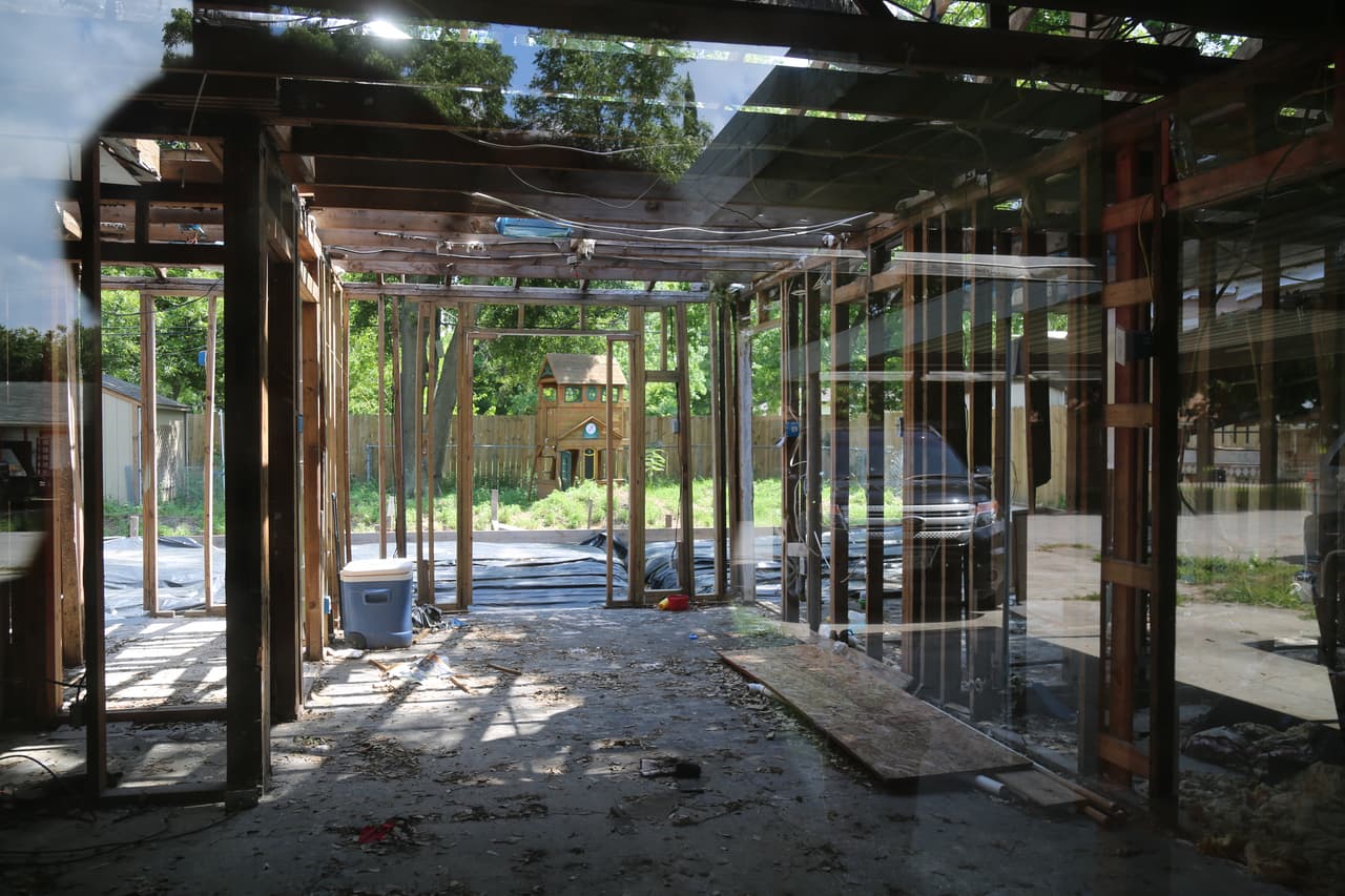 Este vecindario está ubicado en zona inundable y por ley los residentes deben tener un seguro, pero muchos dicen desconocer la medida.