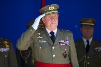 En el libro, Bono aseguró que tiempo después, el rey Juan Carlos le contó que, al dejar Lima, el buque se dirigió a Panamá y ahí aprovechó para pedirle a un compañero que fuera a la embajada española para dejar unas cartas que el monarca le había escrito a Zender con la finalidad de continuar en comunicación con ella. Aquello nunca ocurrió.