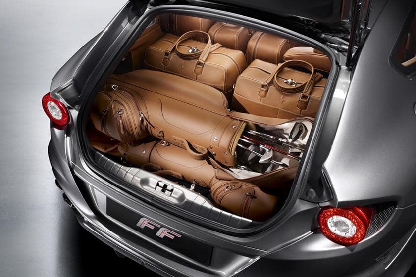 <b><u>Bolsas para Golfistas – Ferrari</u></b>
<br>Despreocúpate por la bochornosa diferencia de colores porque la bolsa para los palos
<b>($10,000</b>) y el bolso para llevar tu ropa (
<b>$13,000</b>) son fabricadas usando el mismo cuero y costuras del interior de tu nuevo Ferrari.
<br>