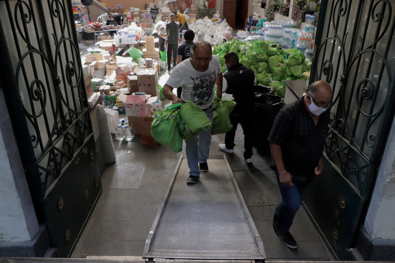 Trabajadores de la Casa de Tabasco Carlos Pellicer, en la Ciudad de México,
<b>organizan los insumos recolectados para ayudar a los afectados por las inundaciones. </b>López Obrador aseguró el 23 de noviembre que ya se ha iniciado el reparto de despensas y que cuando baje el agua habrá un plan de apoyo para "arreglar las casas"
