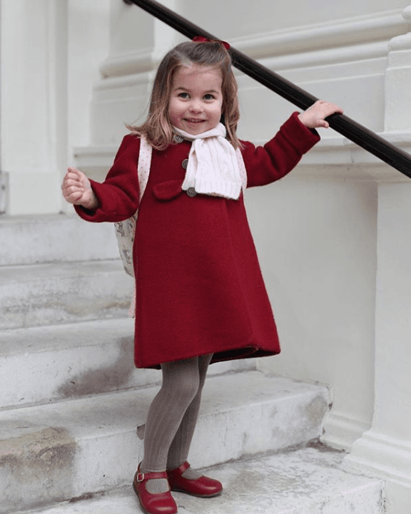 También la destacó feliz, posando en las escaleras del Palacio de Kensington, en Londres, antes de acudir a su primer día en la guardería Willcocks Nursery School.