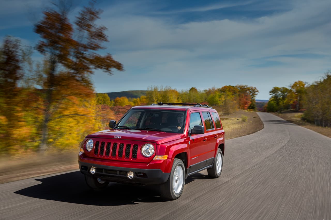 <b>Jeep Patriot 2017</b>
<br>Aunque este año ya no lo encontrarás como modelo dentro de la gama Jeep, considera que algunas agencias pueden tener algún ejemplar y ofrecerte un buen trato. También ten en cuenta que, según Consumer Reports, es de las camionetas con más bajas calificaciones en cuanto a niveles de confiabilidad. Aunque como opción cuenta con tracción en las cuatro ruedas, su motor no tiene buen rendimiento de combustible. Si buscas un Jeep accesible ahora puedes considerar el Compass, el cual recientemente acaba de ser renovado.