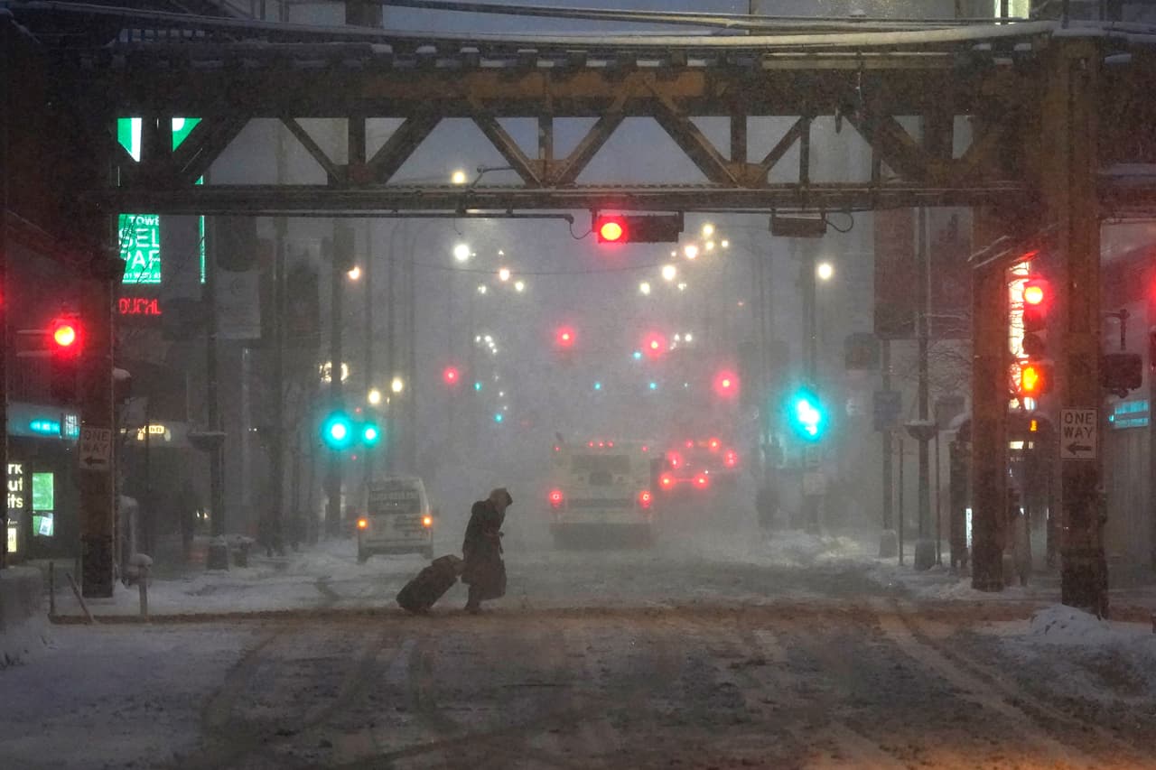 Una persona camina por el Loop mientras la nieve cae. En Chicago, algunas zonas registrarn entre 5 y 
<a href="https://www.univision.com/local/chicago-wgbo/chicago-se-cubre-de-blanco-hasta-8-pulgadas-de-nieve-y-viene-mas">8 pulgadas</a> de nieve acumulada.