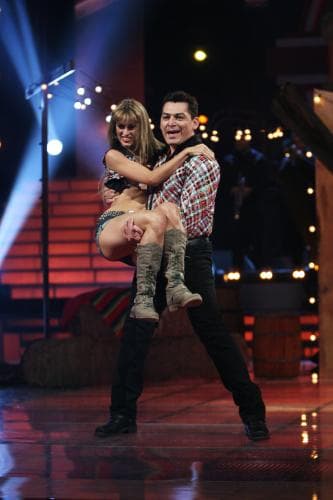 A la par del romance entre Adamari López y Toni Costa, nacía otro romance, el de José Manuel Figueroa y su bailarina Emily Clement.