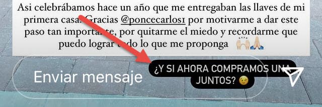 Hacia el final del escrito fue cuando le hizo una propuesta directa: 
<b><a href="https://www.univision.com/shows/el-gordo-y-la-flaca/no-quiero-ser-papa-abuelo-carlos-ponce-quiere-tener-hijos-pronto-con-karina-banda-y-asi-reacciono-su-prometida-video" target="_blank">"¿Y si ahora compramos una juntos?". </a></b>
<br>