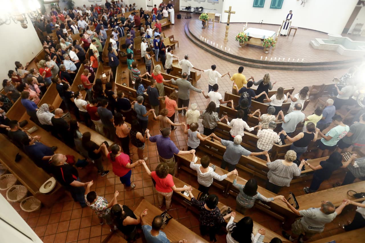 Otra vigilia tuvo lugar en la iglesia St. Pius X, donde docenas de personas se reunieron para despedir a las víctimas de la tragedia.