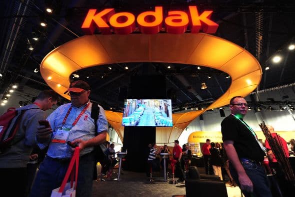 KODAK " También a principios de enero, Kodak, la icónica empresa del sector de la fotografía, dijo que está reorganizando y simplificando sus negocios para recortar costos, acelerar su transformación digital e impulsar el predio de su acción, informó la agencia AP.