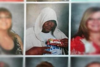 Un maestro posa como Trayvon Martin en anuario escolar