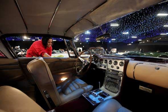 Este popular coupé cuenta con un sinfín de funciones dignas de James Bond como localizador y teléfono en la guantera.