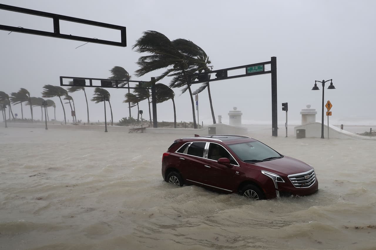Las calles inundadas frente a la playa en Fort Lauderdale, 40 millas al norte de Miami en la costa este de Florida, el 10 de septiembre de 2017.