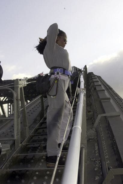 El 11 de septiembre Estados Unidos fue víctima de horrendos ataques terroristas: Al Qaeda secuestró e impactó cuatro aviones contra varios objetivos y que causaron la muerte y destrucción, siendo el episodio que precedería a la guerra de Afganistán y a la adopción por el Gobierno estadounidense y sus aliados de la política denominada de Guerra contra el terrorismo. Los atentados fueron cometidos por diecinueve miembros de la red yihadista Al-Qaida,1 divididos en cuatro grupos de secuestradores, cada uno de ellos con un terrorista piloto que se encargaría de pilotar el avión una vez ya reducida la tripulación de la cabina. Los aviones de los vuelos 11 de American Airlines y 175 de United Airlines fueron los primeros en ser secuestrados, siendo ambos estrellados contra las dos torres gemelas del World Trade Center, el primero contra la torre Norte y el segundo poco después contra la Sur, provocando que ambos rascacielos se derrumbaran en las dos horas siguientes.2 3 El tercer avión secuestrado pertenecía al vuelo 77 de American Airlines y fue empleado para ser impactado contra una de las fachadas del Pentágono, en Virginia. El cuarto avión, perteneciente al vuelo 93 de United Airlines, no alcanzó ningún objetivo al resultar estrellado en campo abierto, cerca de Shanksville, en Pensilvania, tras perder el control en cabina como consecuencia del enfrentamiento de los pasajeros y tripulantes con el comando terrorista.