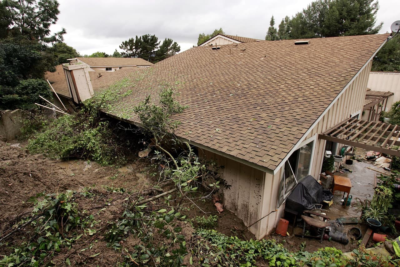 Tras las fuertes lluvias de febrero de 2005, numerosas viviendas del sur de California resultaron afectadas por los deslizamientos de terreno y el lodo.