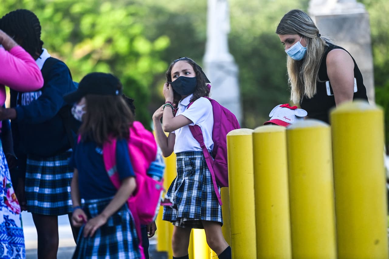 4 de los 5 distritos escolares más grandes de Florida requieren mascarilla obligatoria a pesar de orden de DeSantis 