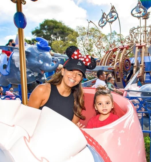 El nene está apunto de cumplir 4 añitos, el 17 de diciembre, y disfrutó de varias atracciones mecánicas a lado de su famosa mamá.