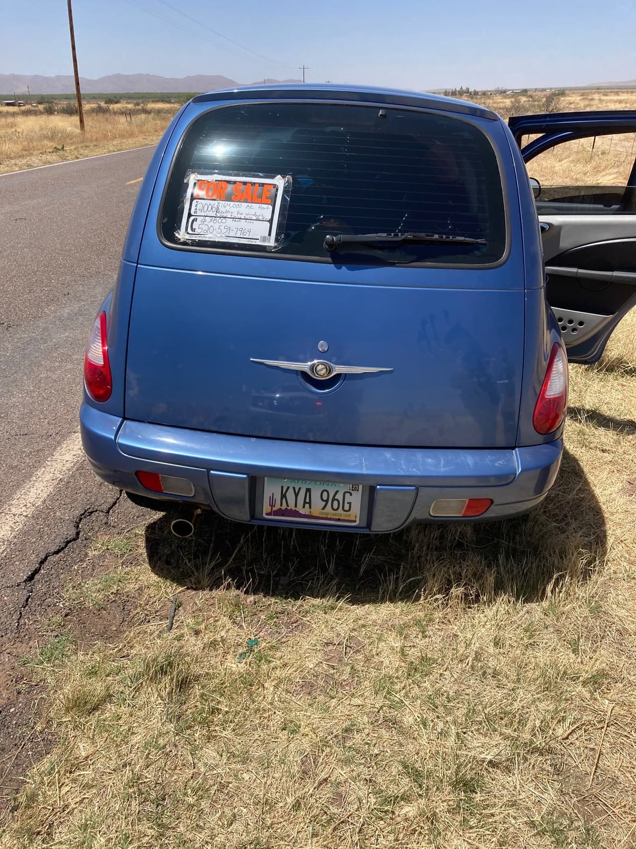 El conductor fue identificado como Matthew Kostelac de 38 años, un ciudadano estadounidense residente de Sierra Vista y el pasajero William Huggins de 44 años también ciudadano estadounidense de Sierra Vista. Ellos transportaban a dos inmigrantes indocumentados en el vehículo.