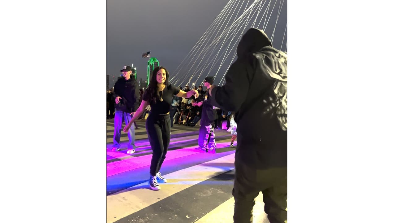 Maly Moreno (centro) es clave también en CumbiaDallas. Con
<b>su cámara y dron ha captado los bailes masivos que se hacen en el puente Margaret Hunt</b>, lo que ha atraído a más personas amantes de la cumbia.