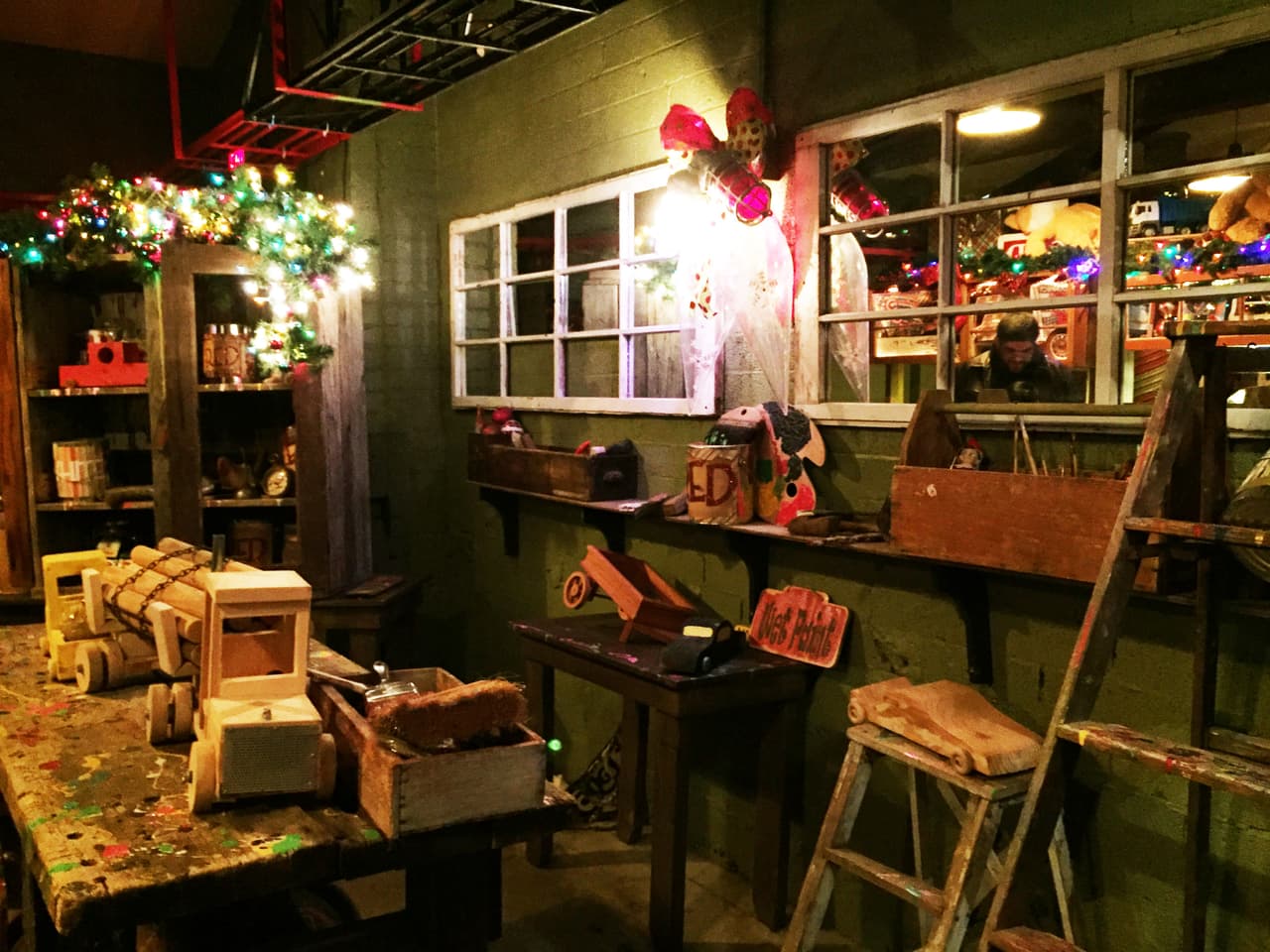 En el taller gigante de Santa Claus hay toda clase de juguetes