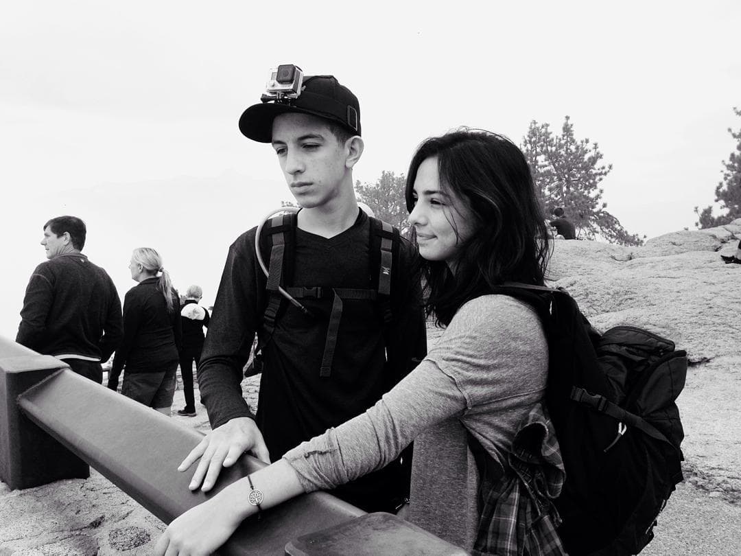 Fiona mantiene una relación cercana con su hermano menor e incluso lo considera su mejor amigo.