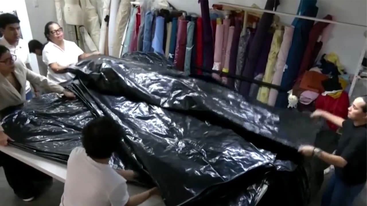 Un taller de moda cambia su producción para fabricar bolsas de cadáveres tras terremotos en Venezuela