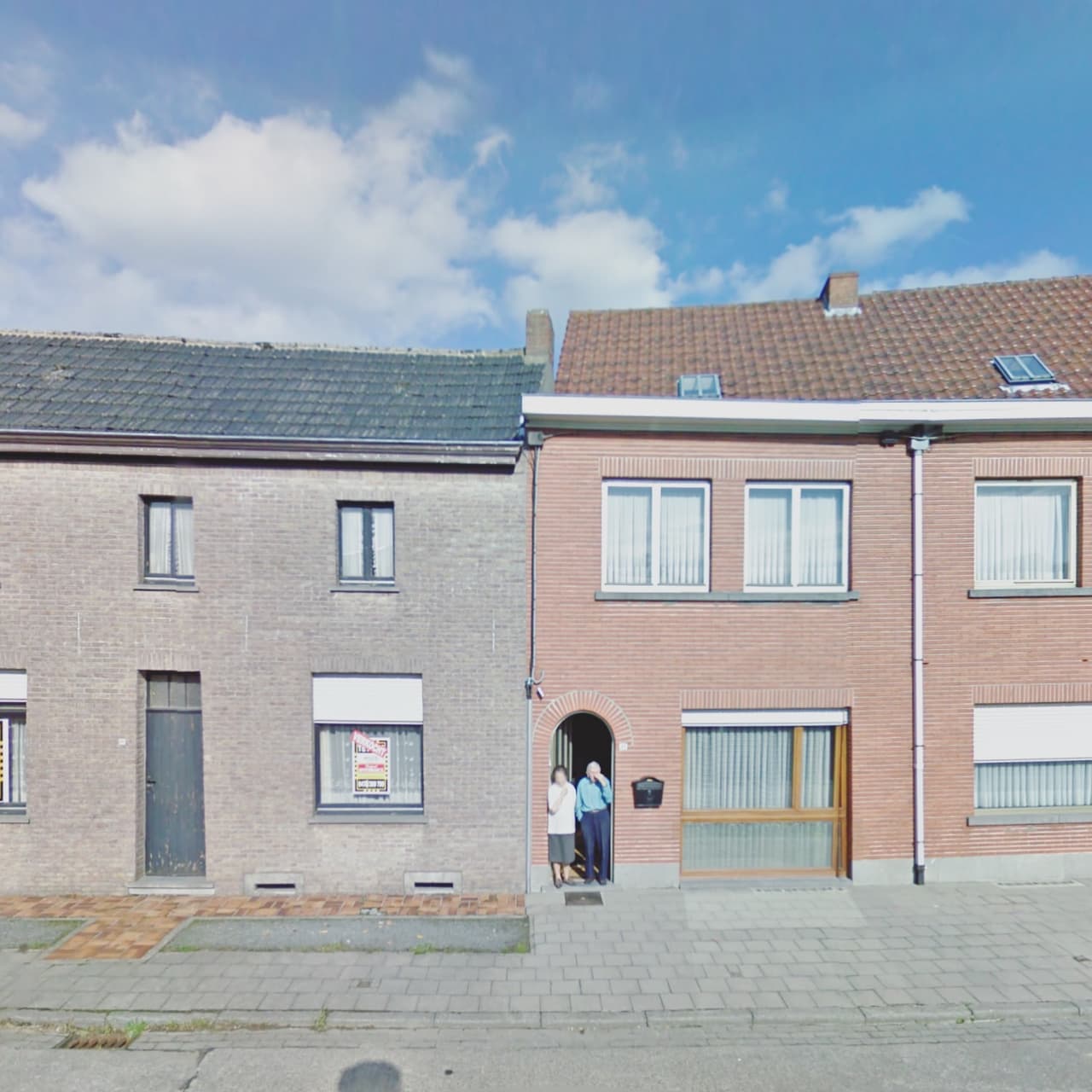 Los aviones son lo más difícil para mí. Mi mayor miedo es estar en un avión, querer escapar y no poder. Es sencillo: cuanto más lejos me vaya de mi zona de confort, más incómoda me siento. Poder pararme y capturar en una imagen a estas dos personas en una puertecita en Zottegem, Bélgica, es casi magia para mí.