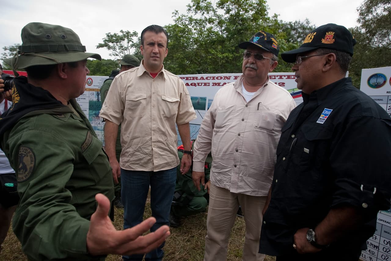 Reverol (derecha) junto al exministro de Interior y Justicia de Venezuela, Tarek El aissami (centro) que también fue señalado por el gobierno de EEUU por presuntamente haber emitido pasaportes venezolanos a organizaciones terroristas como Hamas y Hezbolá.
