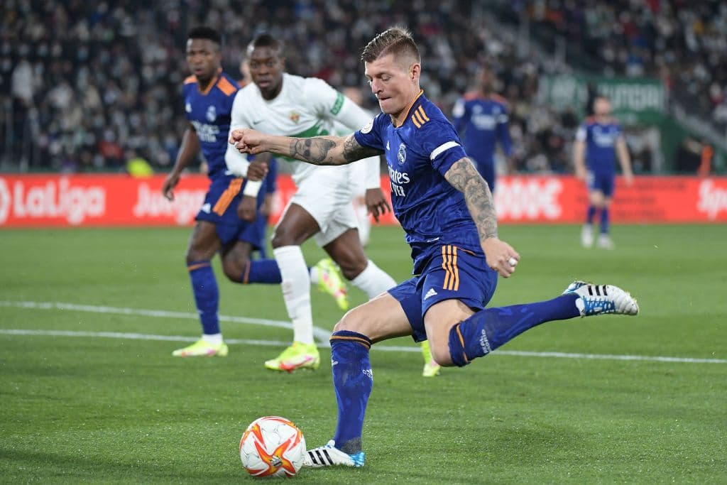 Real Madrid, en un partido vibrante y que se definió en el tiempo extra, le remontó y venció 1-2 al Elche para meterse a los Cuartos de Final de la Copa del Rey. Los madridistas se fueron abajo y con un hombre menos en la primera parte de la prórroga tras un gol de Verdú, pero Isco y Hazard anotaron los tantos del triunfo en el segundo acto.