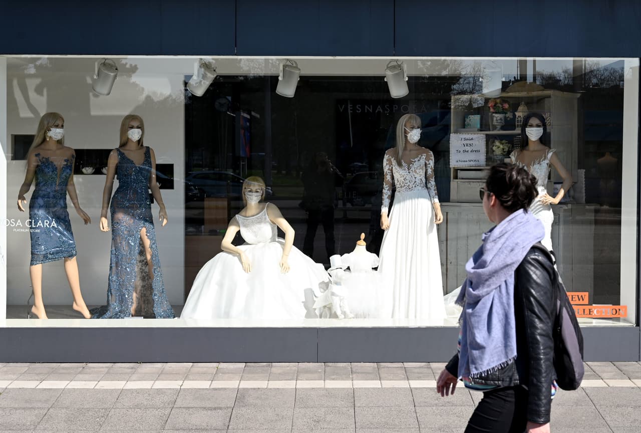 <b>Croacia. </b>Los viajeros que llegan desde áreas específicas afectadas, como Italia, Irán y la provincia china de Hubei, deben pasar dos semanas en instalaciones de cuarentena del gobierno y pagar los costos. Pasajeros provenientes de España, Estados Unidos y Suecia deben autoaislarse durante dos semanas e “informar su condición al epidemiólogo más cercano para obtener más instrucciones", según las autoridades.