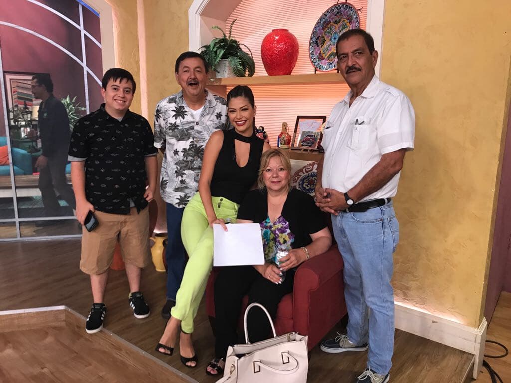 Ana Patricia invitó a su papá y a algunos familiares al estudio y estuvieron felices de acompañarla.