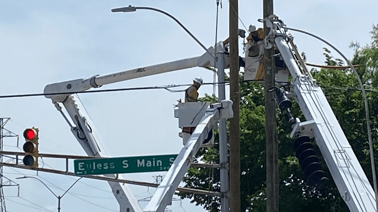 Empleados de Oncor reparan cableado un día después de los hechos.