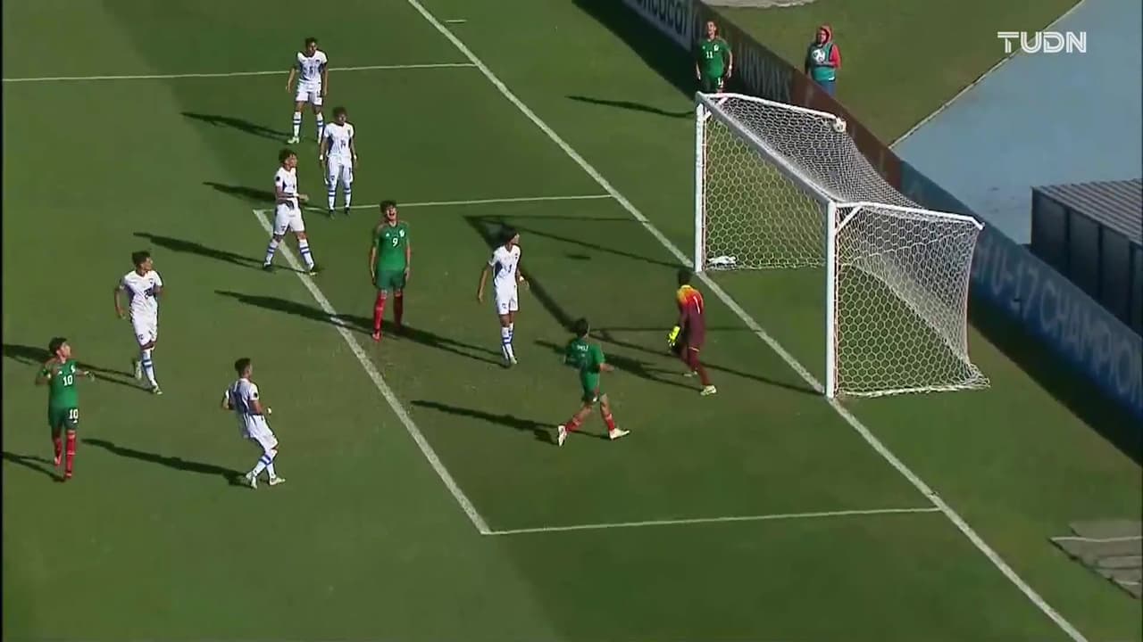 ¡Pasó muy cerca! Lomelí remata de botepronto y el balón termina por encima