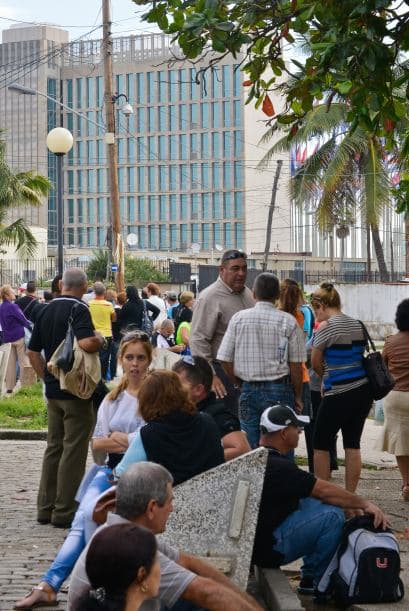 Mientras el gobierno de EE.UU. volvió a pedir a Cuba la liberación del contratista estadounidense Alan Gross durante la ronda de diálogo migratorio que tuvo lugar el jueves, en una sesión que se cerró sin aparentes avances, los cubanos trataban de llegar a las oficinas de la Sección de Intereses en La Habana, con la esperanza de conseguir una visa. "La delegación estadounidense reiteró su llamado a la liberación de Alan Gross, que fue arrestado por las autoridades cubanas el 3 de diciembre de 2009 y más tarde sentenciado a 15 años en prisión", dijo la portavoz del Departamento de Estado, Jen Psaki, en un comunicado. El diálogo migratorio es uno de los intercambios políticos más importantes que sostienen ambos países, sin relaciones diplomáticas desde 1962. La segunda ronda celebrada ayer estuvo centrada en asuntos como "la cooperación (bilateral) en aviación de seguridad, búsqueda y rescate y fraude de documentos consulares", según Psaki. "La delegación estadounidense subrayó las áreas donde ha habido cooperación exitosa, en materia de migración, en cuanto al intercambio de información sobre la prohibición de inmigrantes indocumentados y a la hora de clarificar aspectos de los recientes cambios de Cuba en política migratoria". Al igual que en la reunión de julio de 2013, la delegación cubana en el diálogo estuvo encabezada por la directora del Ministerio de Relaciones Exteriores de Cuba, Josefina Vidal; y la estadounidense por el subsecretario de Estado adjunto de EEUU para Latinoamérica, Alex Lee.