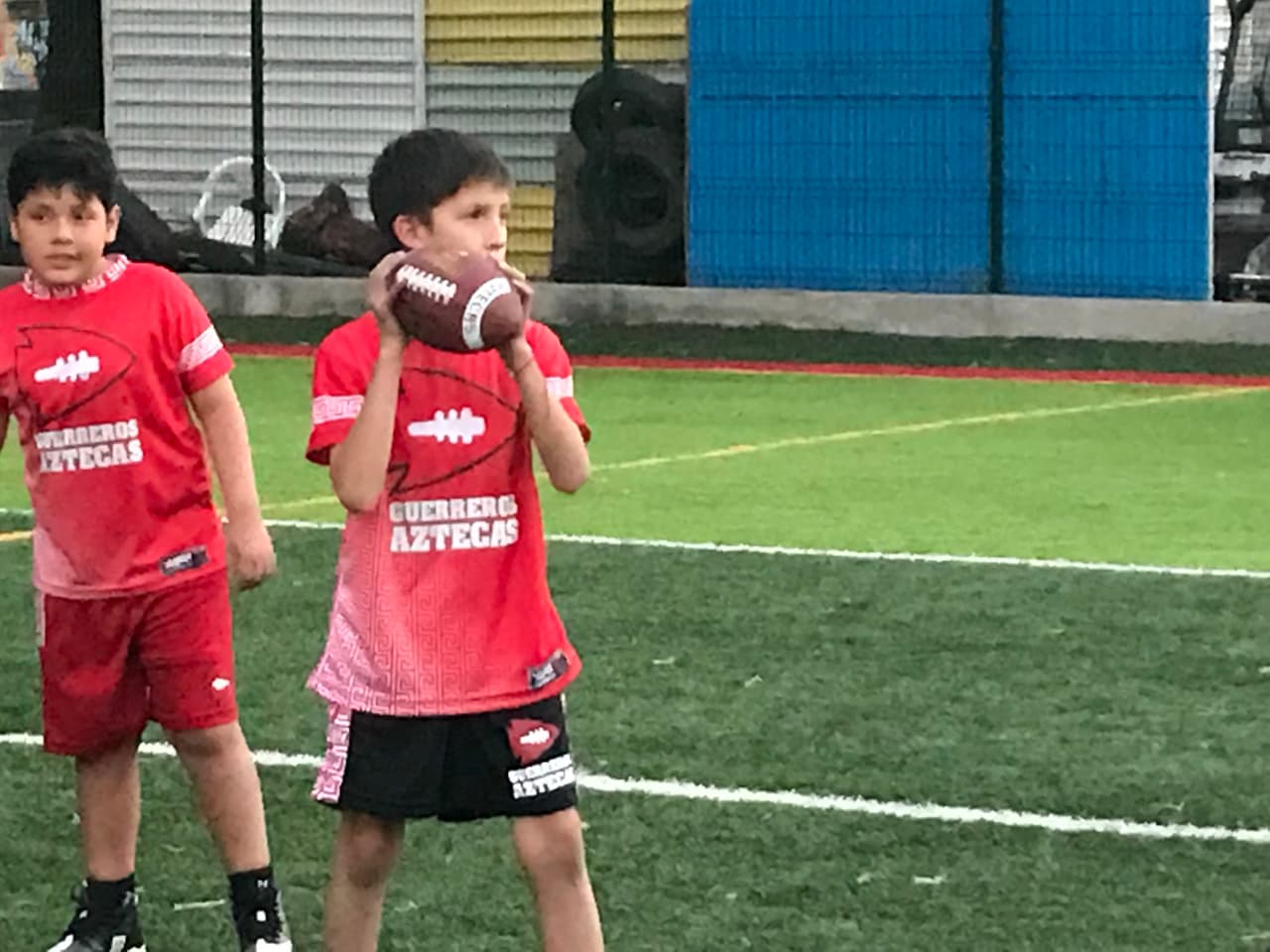 "Me gusta jugar de quarter back", explicó tal como lo hace su gran ídolo Tom Brady, de los Patriotas de Nueva Inglaterra.