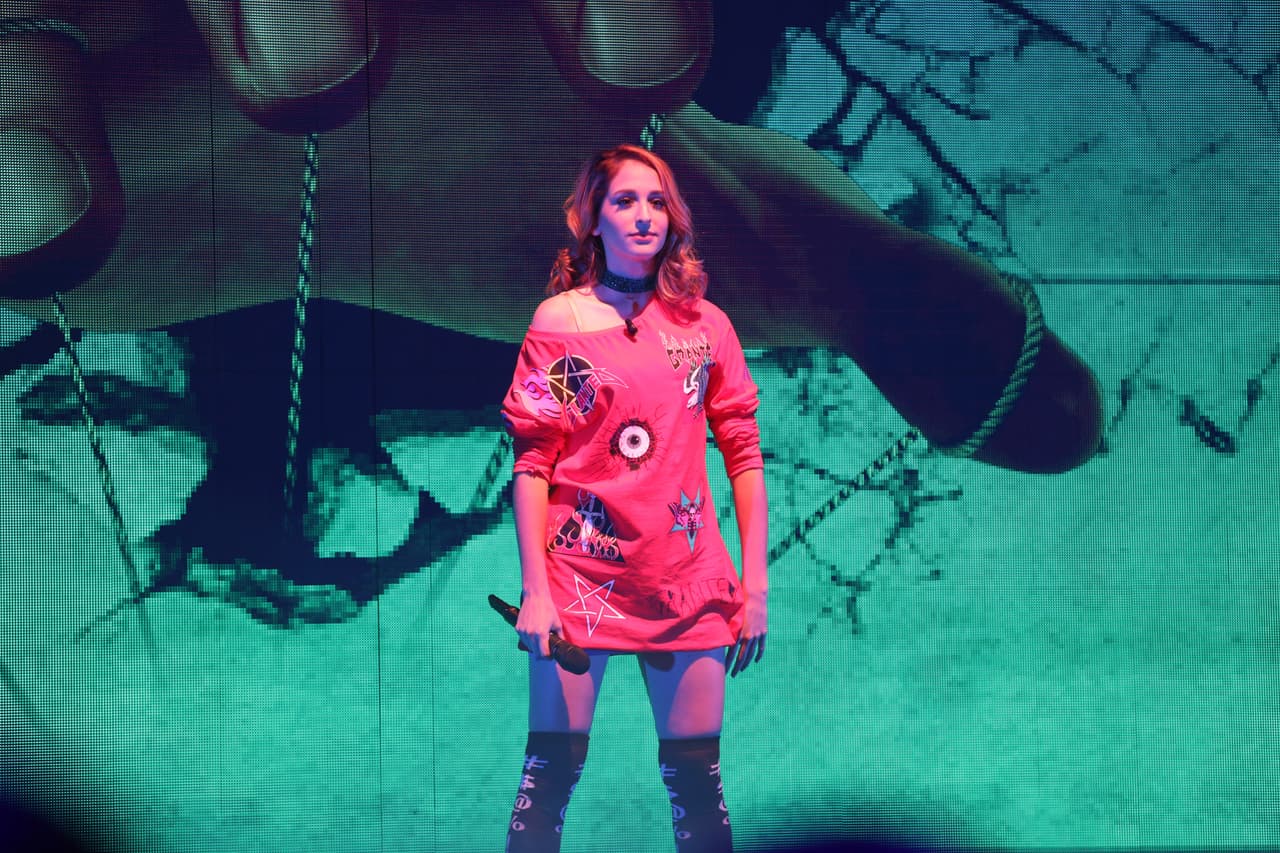 Aunque al comienzo del show los jueces la veían como una chica con un perfil para cantar como solista, ella logró demostrarles que podía acoplarse a una banda.