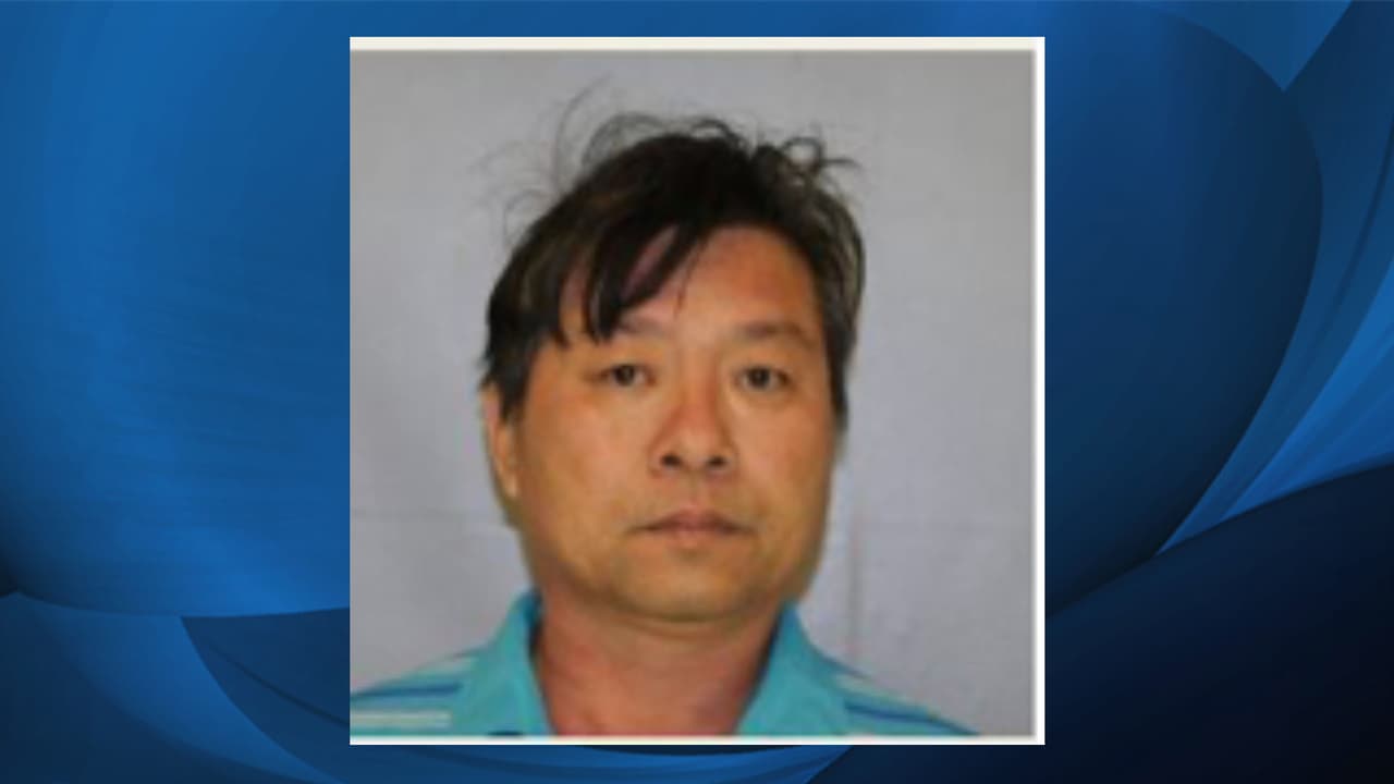 James Thanh Nguyen, de 52 años y residente de Lawrenceville, fue arrestado y acusado de procesamiento de marihuana, posesión de marihuana con la intención de distribución, y de posesión de marihuana.