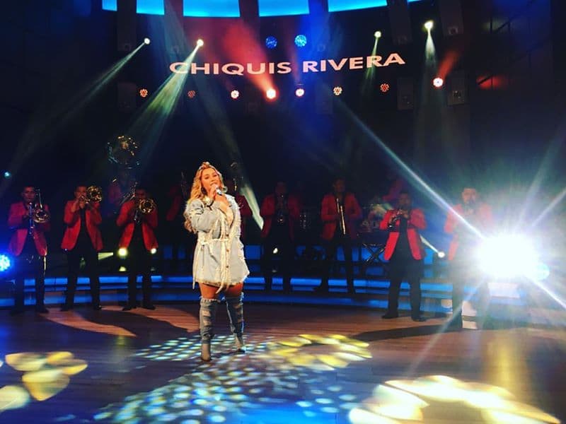 Obviamente, Chiquis tuvo la oportunidad de interpretar 'Horas extras', canción que está promocionando actualmente y que lleva un mensajito oculto para conocido exnovio que recientemente tuvo.