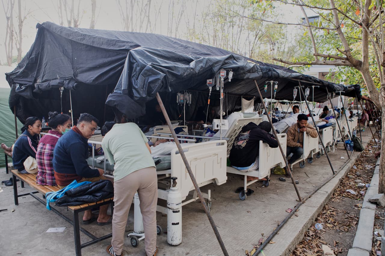 El número de muertos podría aumentar porque los deslizamientos de tierra provocados por el terremoto sepultaron o aislaron muchas aldeas remotas en seis regencias de la isla de Flores, apuntó Fathur Rahman, quien encabeza la Oficina de Búsqueda y Rescate en Maumere, la capital de Sikka.