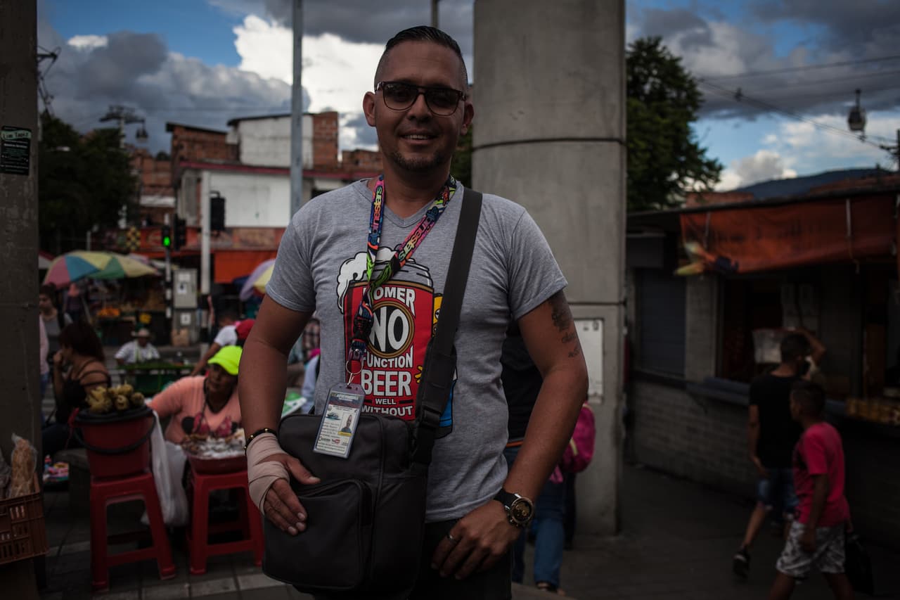 <a href="http://robuenosaires.iom.int/sites/default/files/Informes/Tendencias_Migratorias_Nacionales_en_America_del_Sur_Venezuela.pdf">El 40% de los venezolanos se encuentra en Bogotá</a> y el resto se ha distribuido en otras ciudades principales de Colombia. En Medellín, donde vive el 9% de los venezolanos que se ha establecido en ese país, también intenta rehacer su vida Jean Carlos Rincón, un cineasta venezolano que vende lápices en las calles.